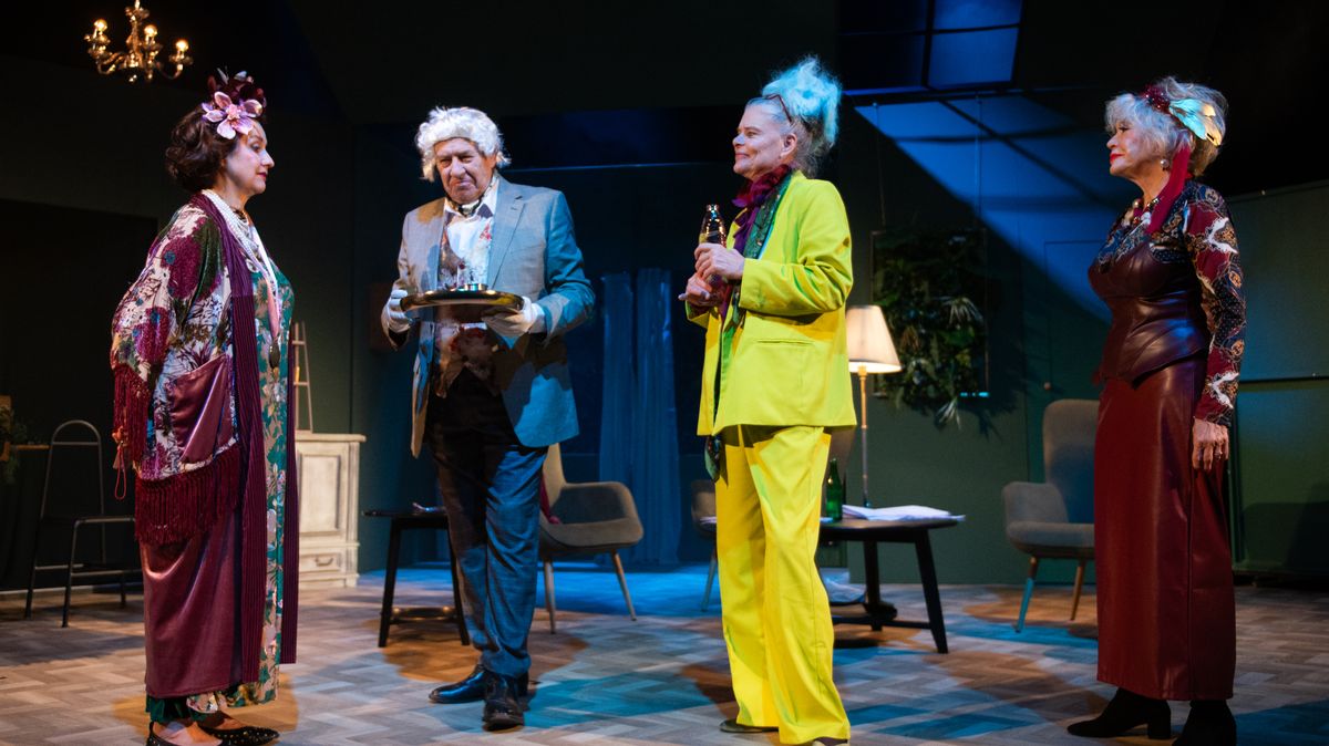 RECENZE: Ryba ve čtyřech jako chytrá, leč ve výsledku nevýrazná konverzační komedie